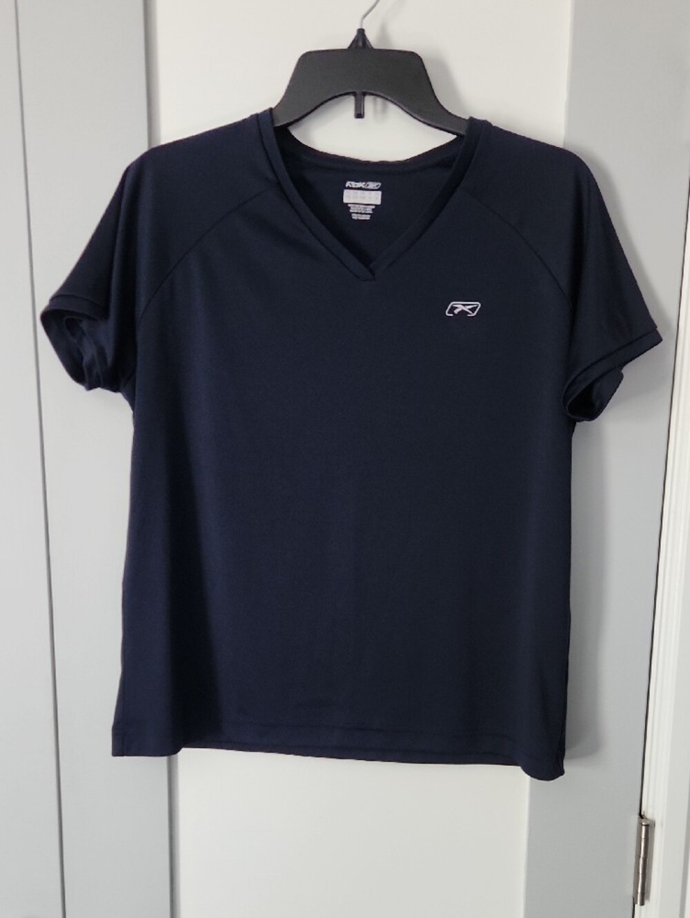 Reebok Women's Dark Navy V-Neck Athletic Tee, size XL